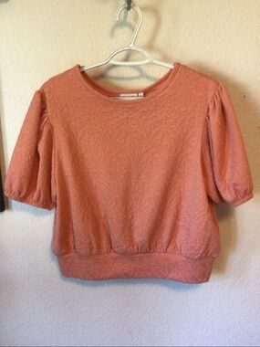 SO Textured Crewneck top  - Coral Pumpkin sz L